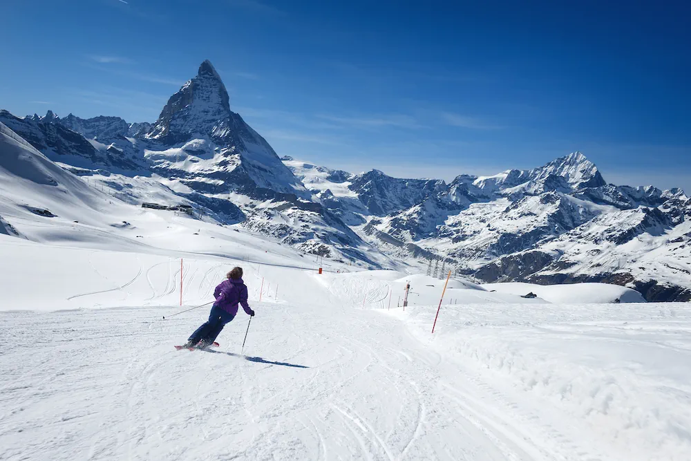 Skier with iconic ikoniska Matterhorn in the background